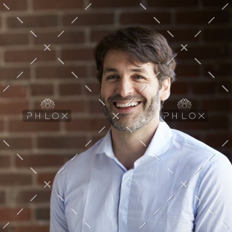 head-and-shoulders-portrait-of-businessman-in-P2DXHCH@2x-1.jpg